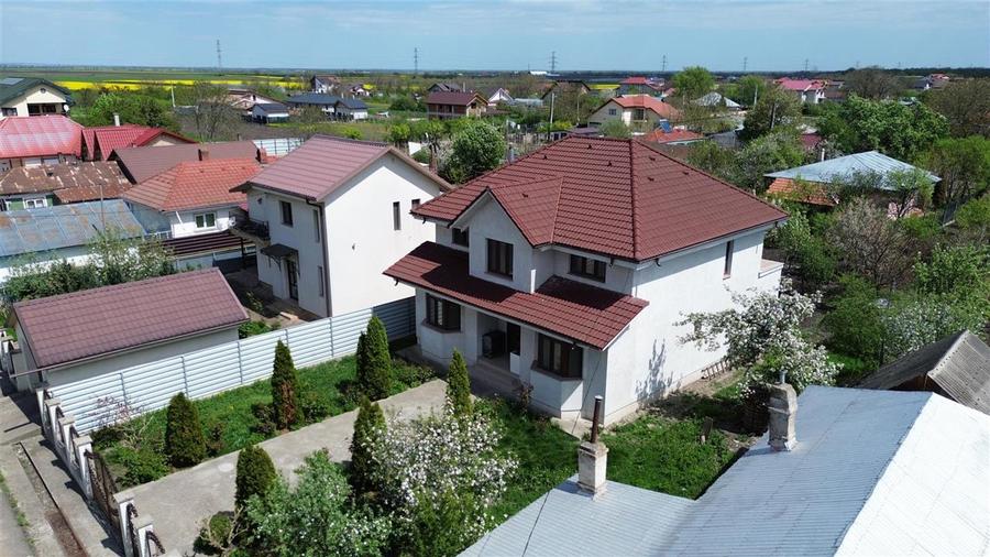 Casă individuală cu 5 camere cu Teren 674 Mp în Petrești