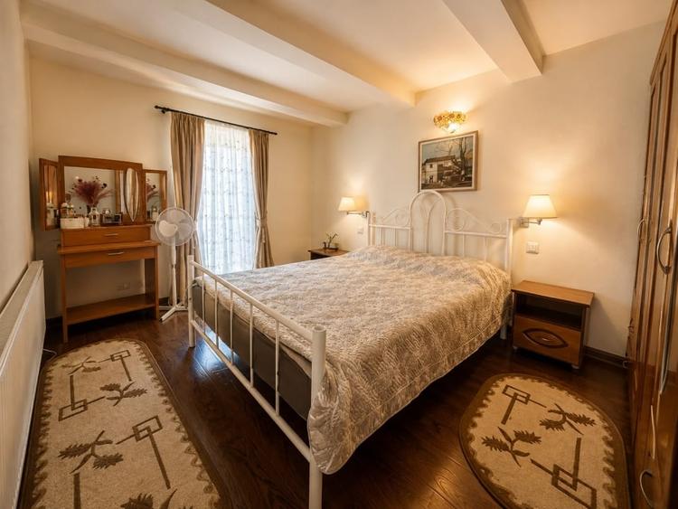Casă individuală cu 8 camere cu Canalizare în Faleza Nord