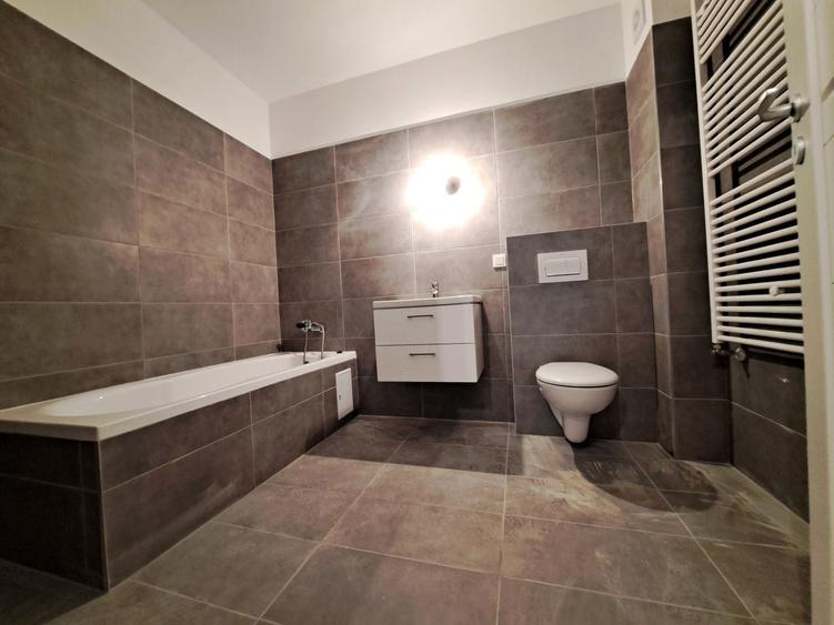 Apartament cu 3 camere decomandat în Sud