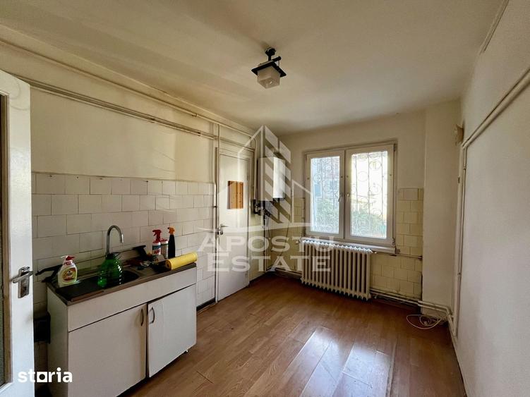 Apartament cu 4 camere semidecomandat în Take Ionescu