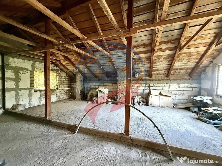 Casă cu 4 camere cu Teren 680 Mp în Central
