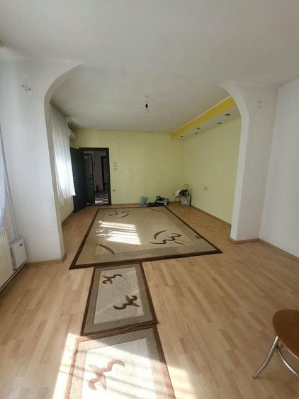 Casă individuală cu 6 camere cu Canalizare în Vatra Luminoasă