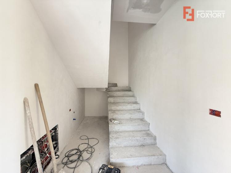 Casă cu 5 camere cu Teren 348 Mp în Săcălaz