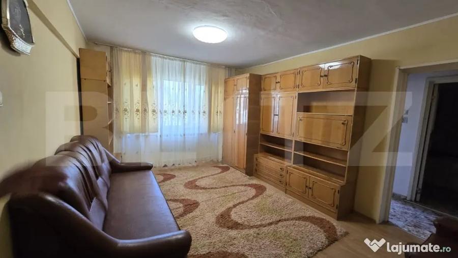 Apartament cu 3 camere semidecomandat în Micro 16