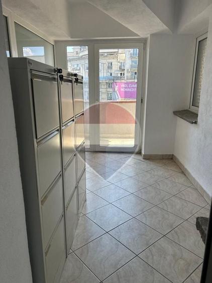Apartament cu 4 camere decomandat în Periferie