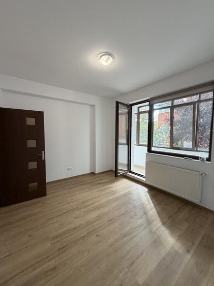 Apartament cu 3 camere decomandat în Crângași