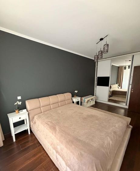 Apartament cu 3 camere semidecomandat în Berceni