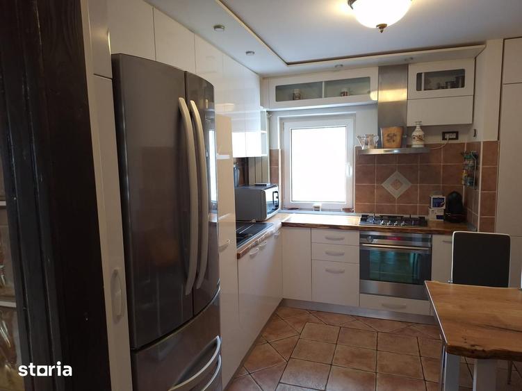 Apartament cu 4 camere decomandat în Central