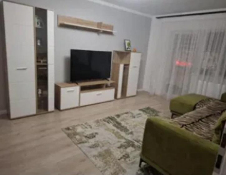 Apartament cu 3 camere decomandat în Calea București