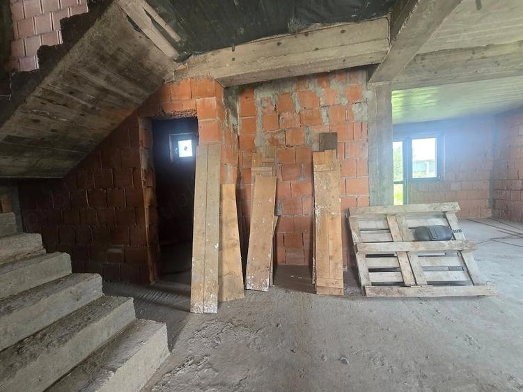 Casă cu 6 camere cu Teren 383 Mp în Dobroești