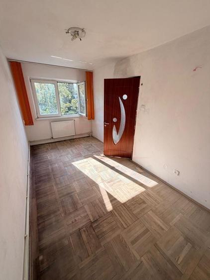 Apartament cu 3 camere semidecomandat în Micro 40