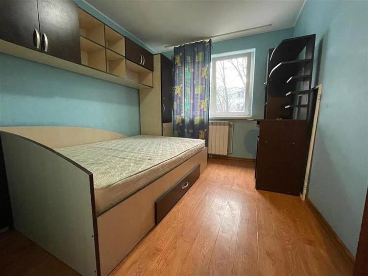 Apartament cu 3 camere semidecomandat, mobilat în Spitalului