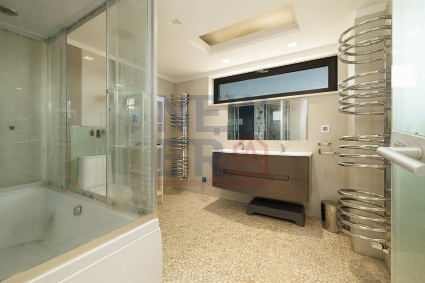 Casă individuală cu 6 camere cu Piscina în Est