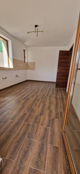 Casă individuală cu 7 camere cu Canalizare în Berceni