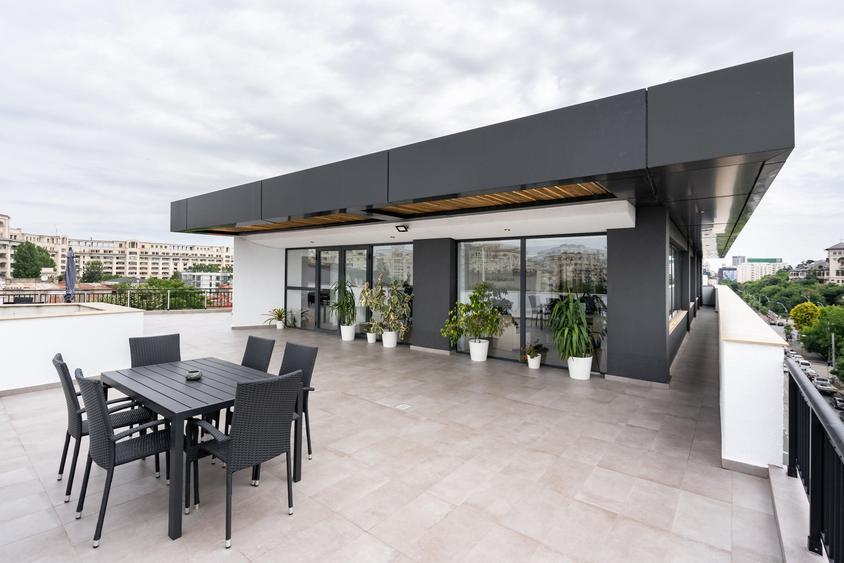 Penthouse cu 3 camere semidecomandat în Mitropolie