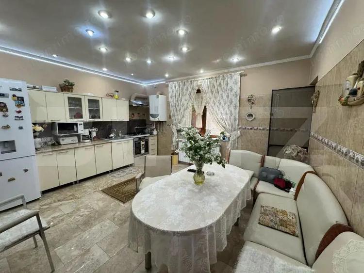Casă cu 9 camere cu Teren 303 Mp în Central