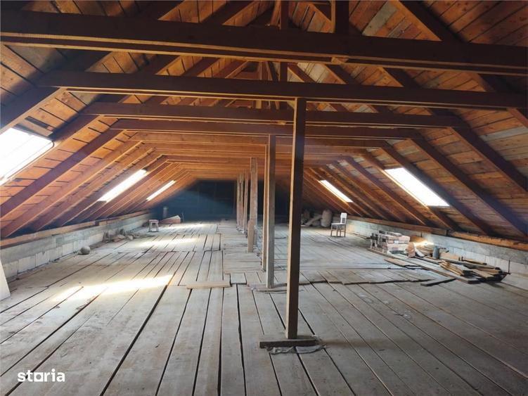 Casă cu 4 camere cu Teren 1255 Mp în 7 Noiembrie