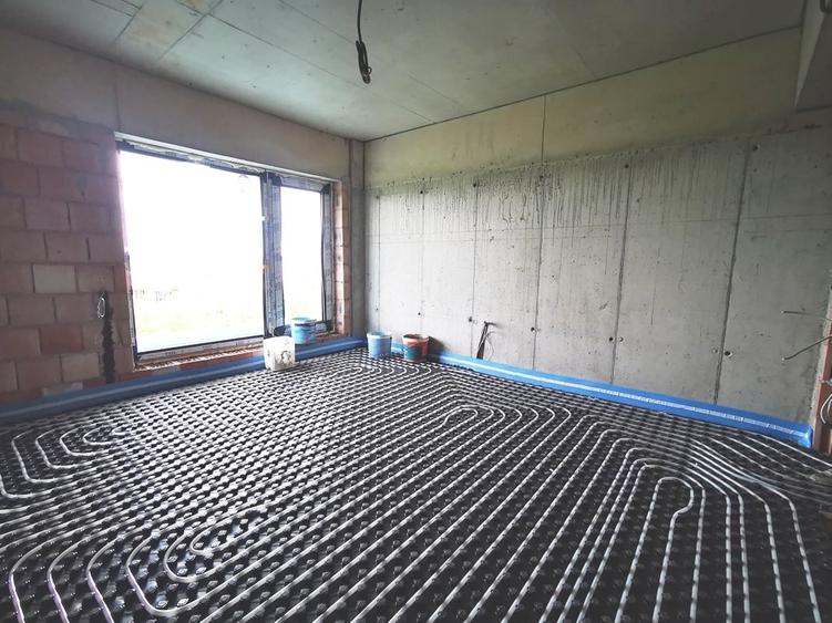 Apartament cu 3 camere decomandat în Sisești
