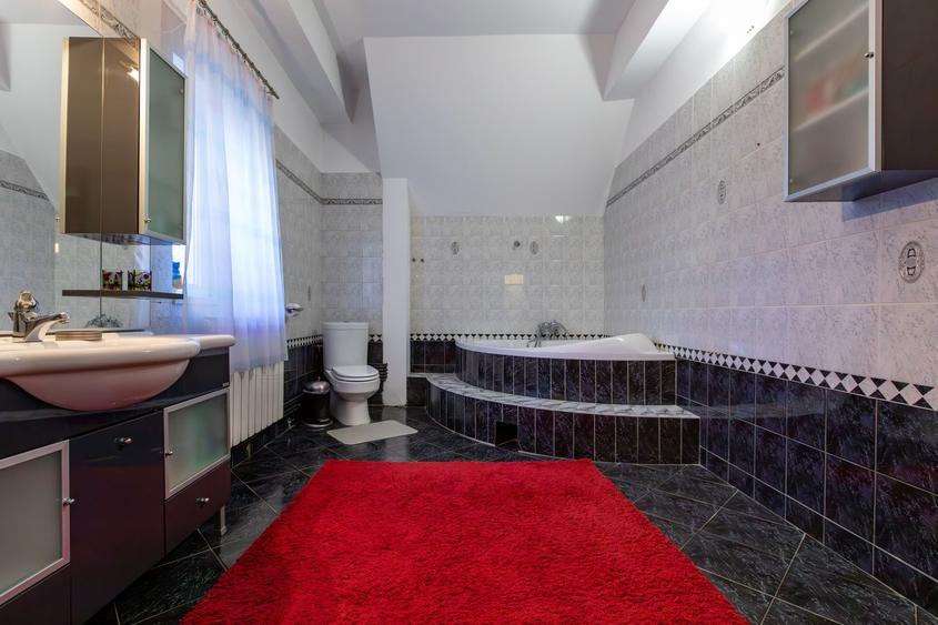 Casă individuală cu 8 camere cu Canalizare în Central