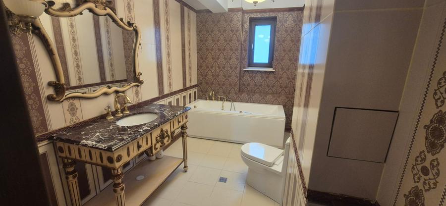 Apartament cu 4 camere semidecomandat în Primăverii