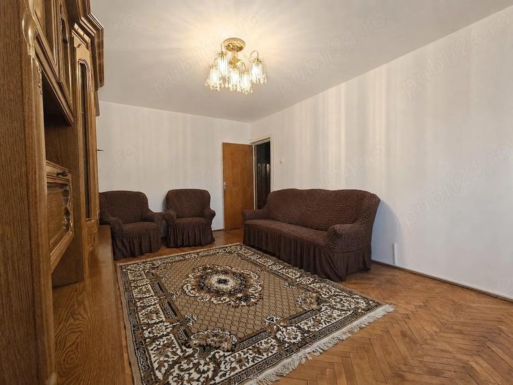Apartament cu 3 camere decomandat în Girocului
