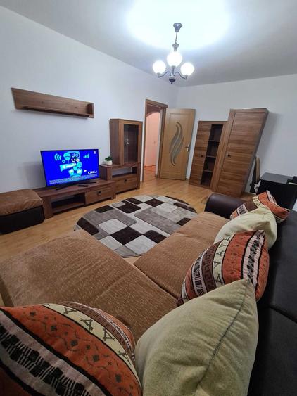 Apartament cu 3 camere decomandat în Tineretului
