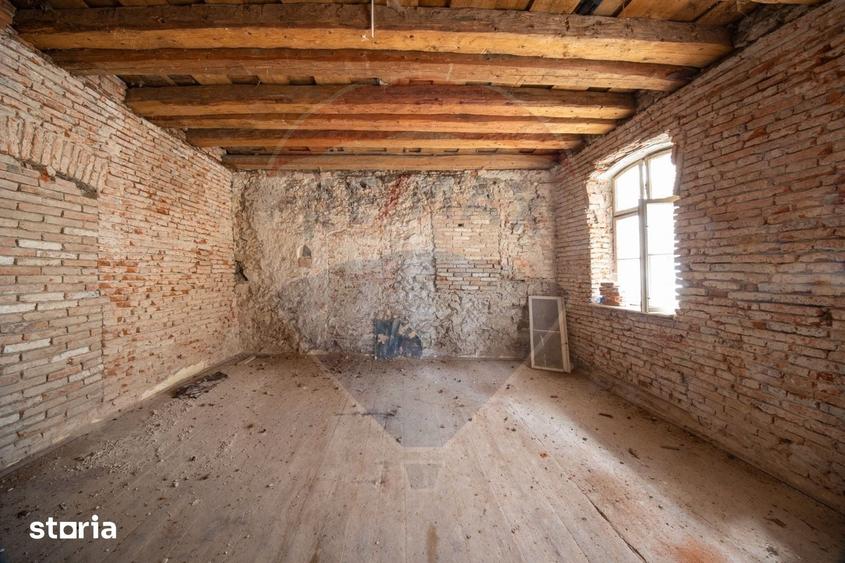 Casă cu 8 camere cu Teren 619 Mp în Central