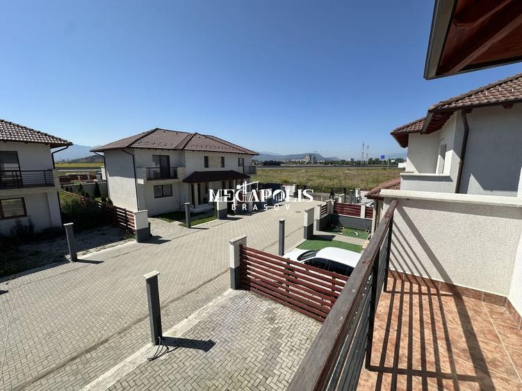 Duplex cu 4 camere cu Canalizare în Sânpetru