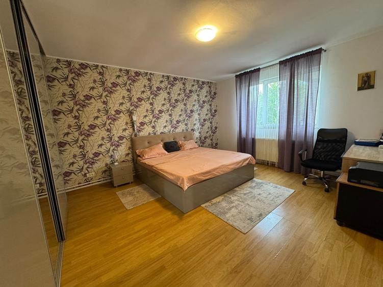 Casă individuală cu 9 camere cu Canalizare în Periș