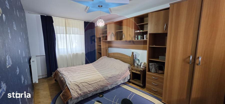 Casă cu 5 camere cu Teren 3156 Mp în Gura Ocniței