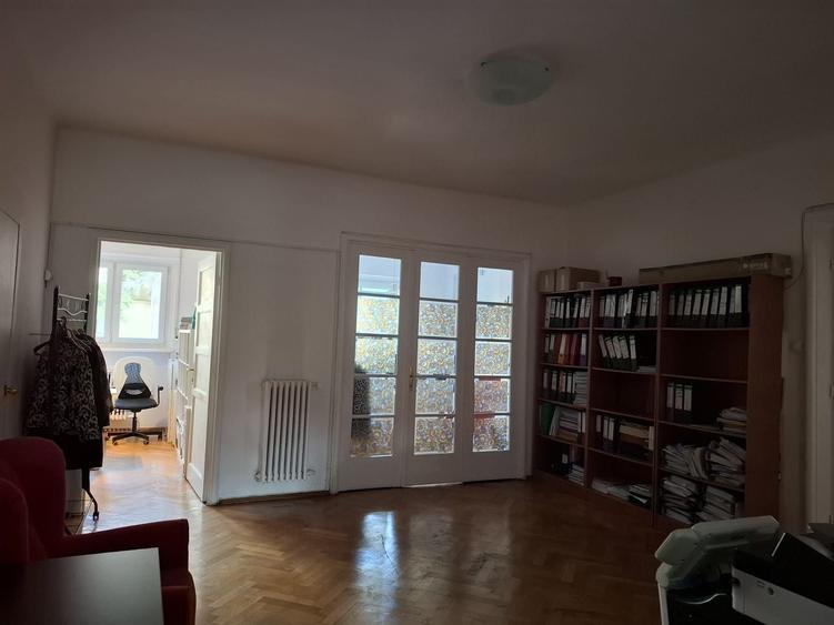 Apartament cu 5 camere semidecomandat în Capitale