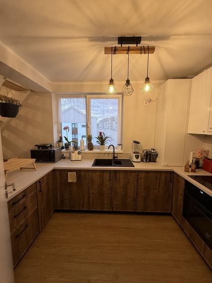 Apartament cu 3 camere semidecomandat în Cristian