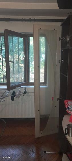 Apartament cu 3 camere semidecomandat în Micro 6