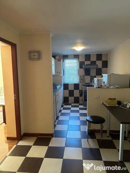 Apartament cu 5 camere semidecomandat în Vidra