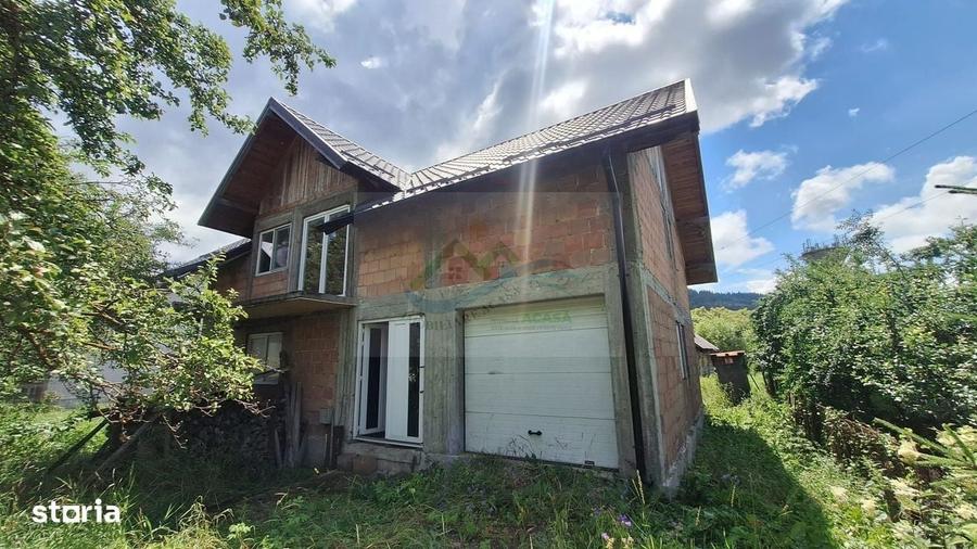 Casă cu 4 camere în Roșu