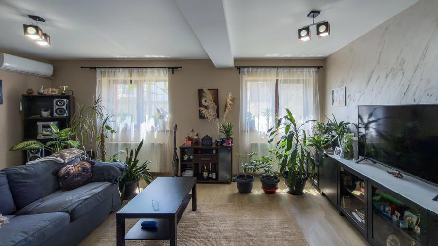 Casă individuală cu 6 camere cu Teren 400 Mp în Central