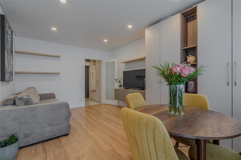 Apartament cu 3 camere semidecomandat, mobilat în Drumul Taberei