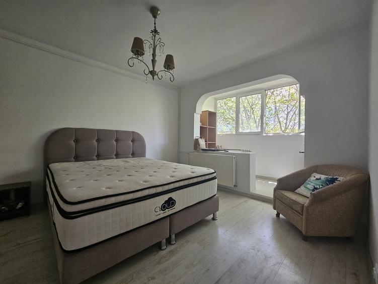 Apartament cu 4 camere decomandat în Berceni