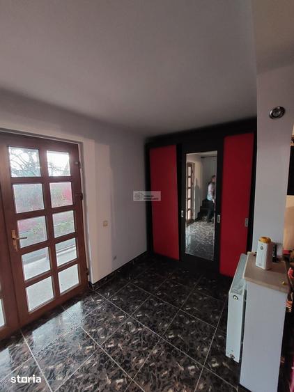Casă cu 8 camere cu Teren 1000 Mp în Garoafa