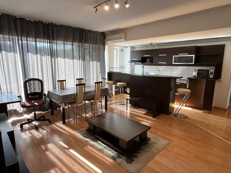 Apartament cu 3 camere decomandat, mobilat în Central