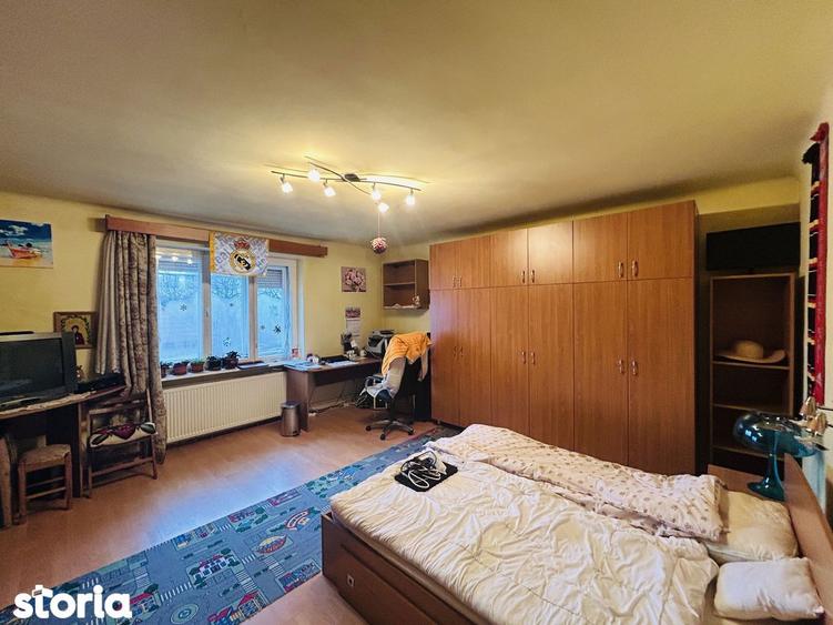 Casă cu 7 camere cu Canalizare în Sub Arini
