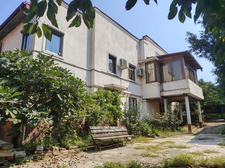 Duplex cu 8 camere cu Canalizare în Central