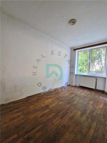 Apartament cu 3 camere semidecomandat în Tractorul