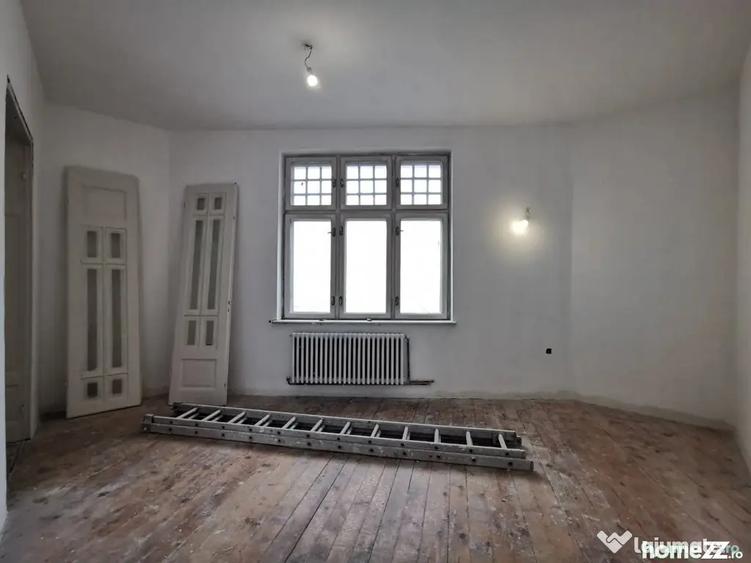 Casă cu 7 camere cu Teren 350 Mp în Ferdinand