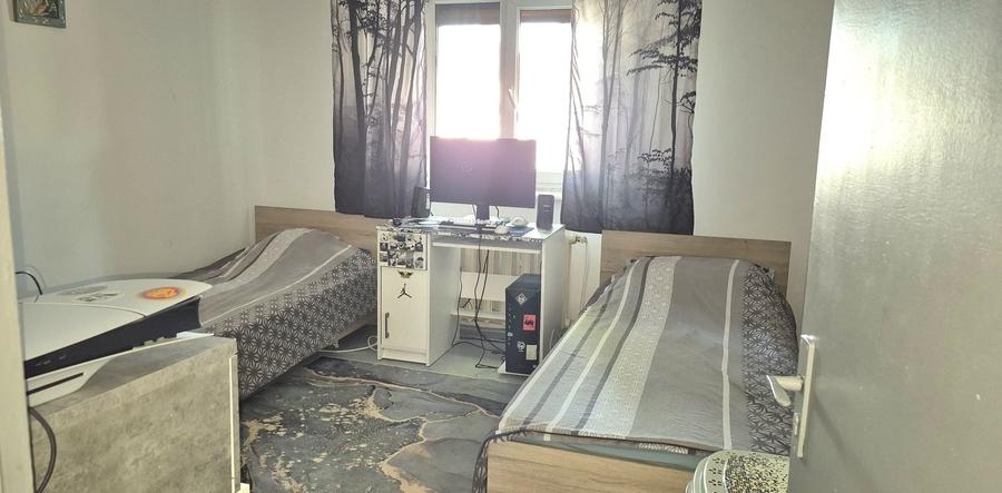 Proprietar vand apartament decomandat 3 camere (configurat in prezent cu 4 camere ), 79,22 mp utili, bloc tip vila Bistrita Lac - 4