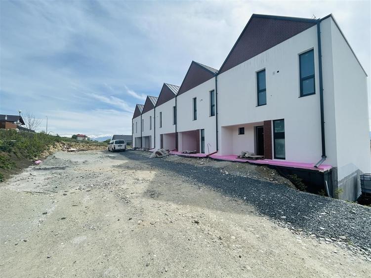 Duplex cu 4 camere cu Canalizare în Gușterița
