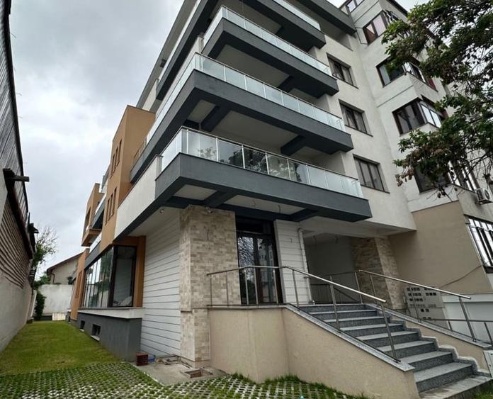 Apartament cu 3 camere decomandat în Jiului