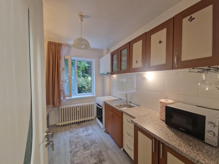 Apartament cu 2 camere semidecomandat în Podu Roș
