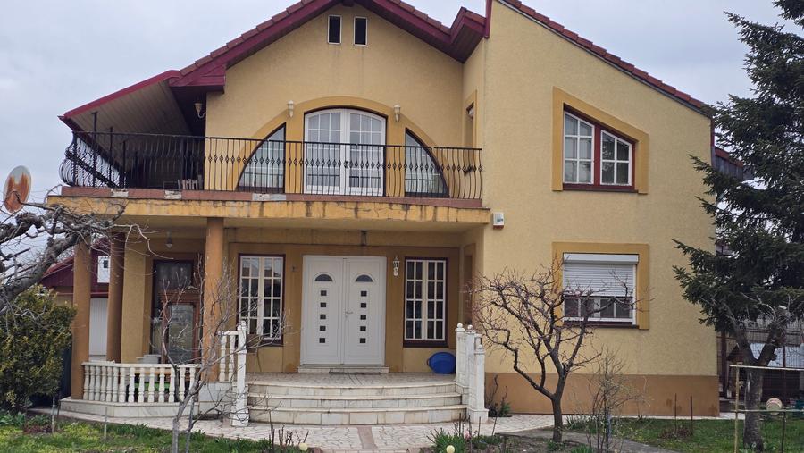 Casă individuală cu 5 camere cu Garaj în Petrești