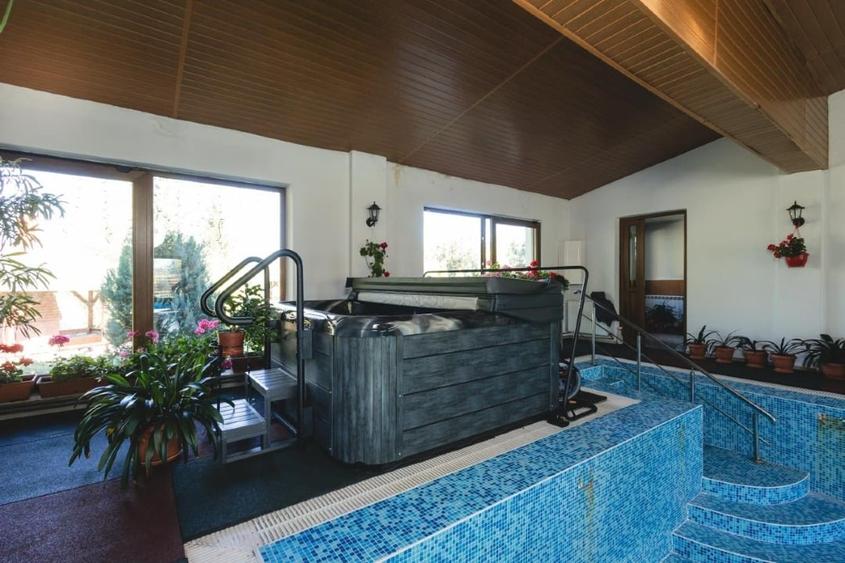 Casă individuală cu 9 camere cu Canalizare în Neagra Șarului